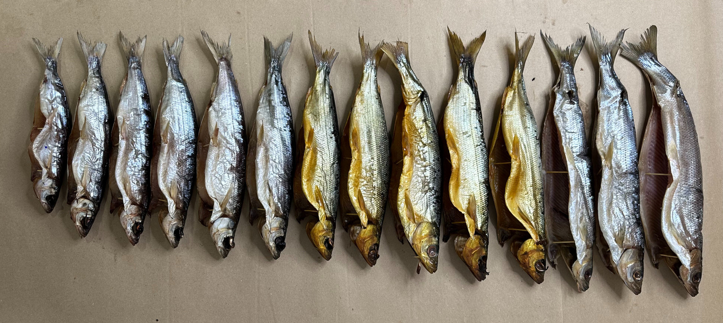 Более 25 лет занимаемся рыбой. Ежедневно солим, вялим, коптим, поэтому гарантируем свежесть и качество нашей продукции. 