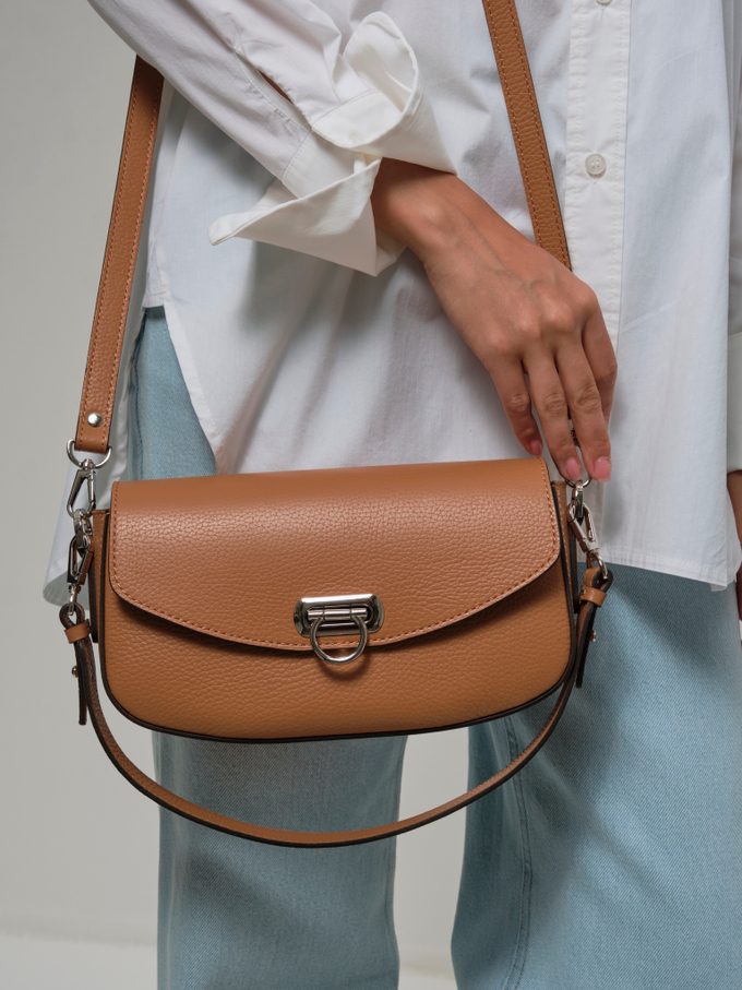 Сумка кожаная на плечо багет коричневая