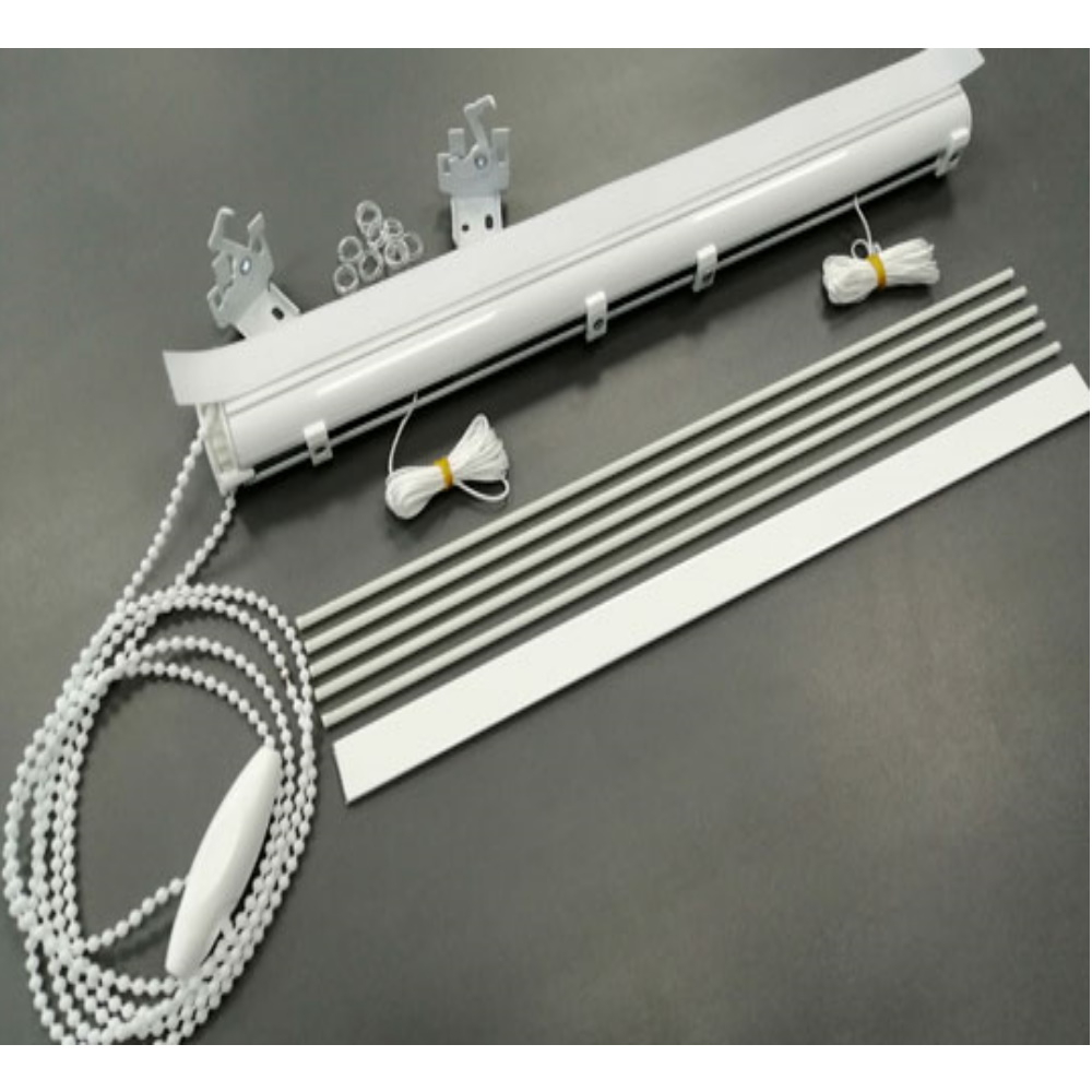 Римская штора Aisa арт. Lux blackout col. 21 с декоративным бордюром Nope Pampas-005 и карнизом