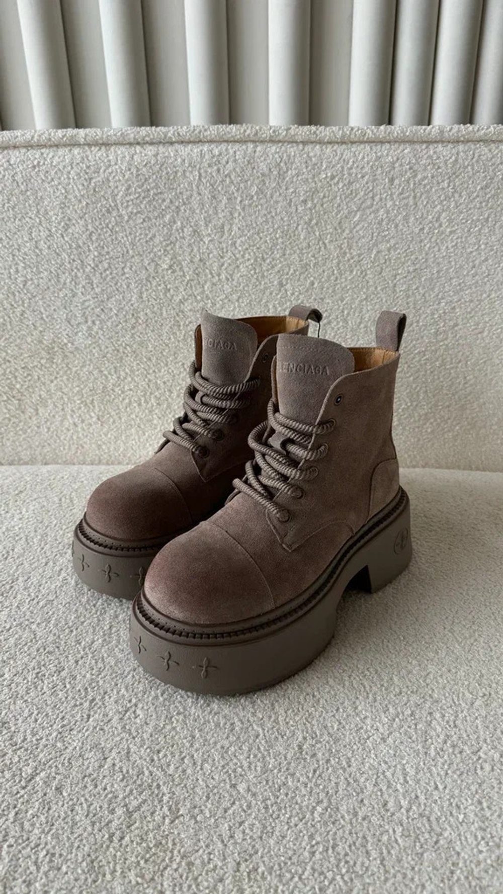 Бежевые зимние ботинки из натуральной замши