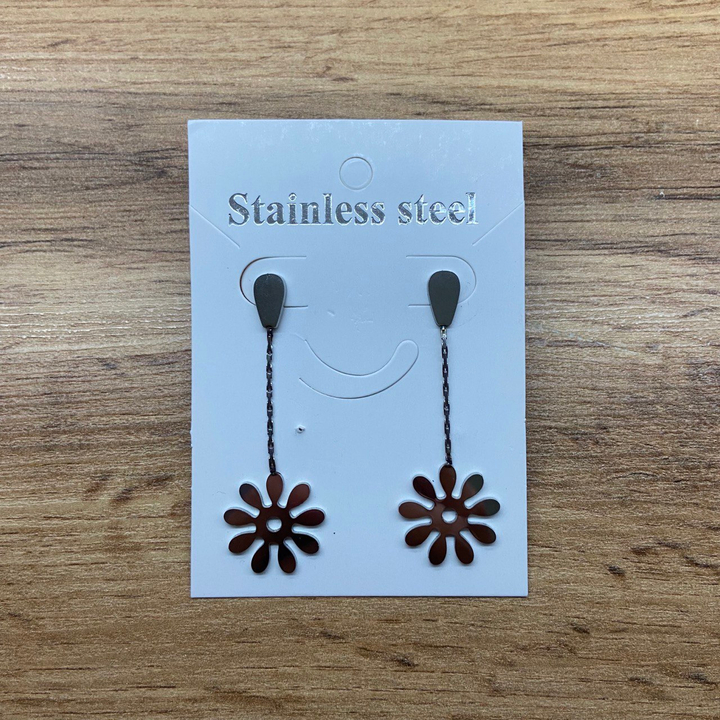 Серьги-гвоздики капля перевернутая жгутики Цветок 9-листник цвет серебристый