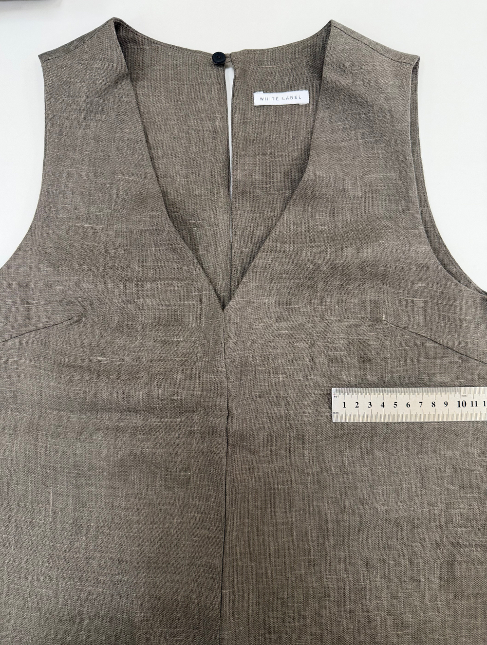 Комбинезон изо льна 100%. Цвет тёмный тауп. Размер 42. Пятно спереди. №95