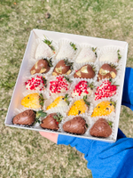 Клубника в бельгийском шоколаде Яркий микс , 16-20 шт