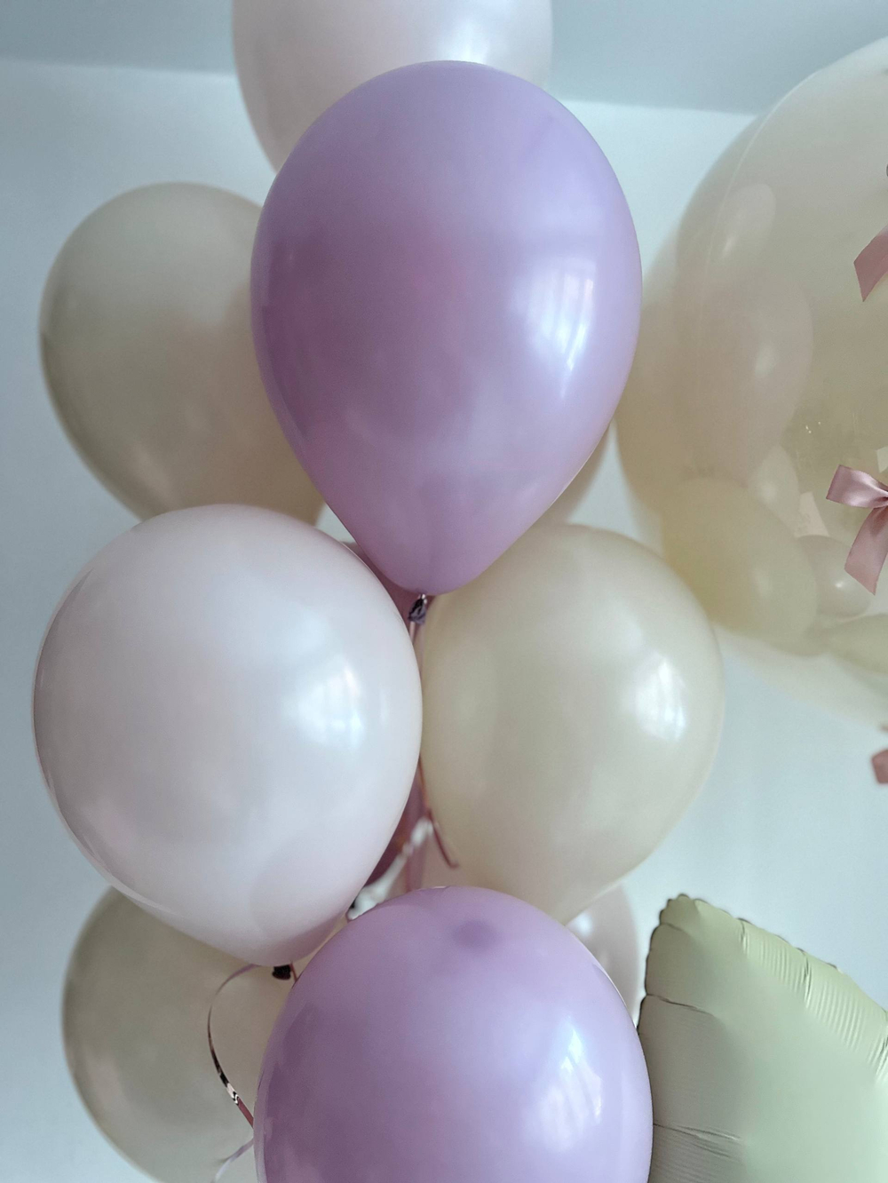 Воздушные гелиевые шары на выписку бант лаванда/песок/пыльная роза №4510