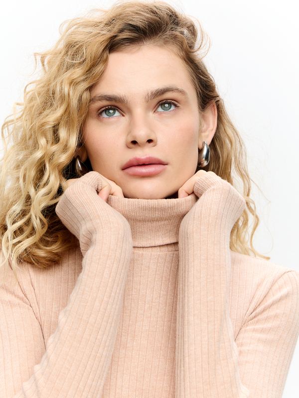 Карамельная водолазка в рубчик