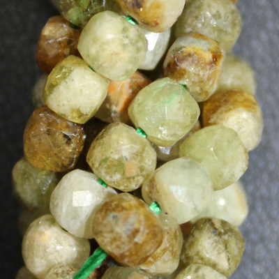 Гранат зеленый куб юв 4мм