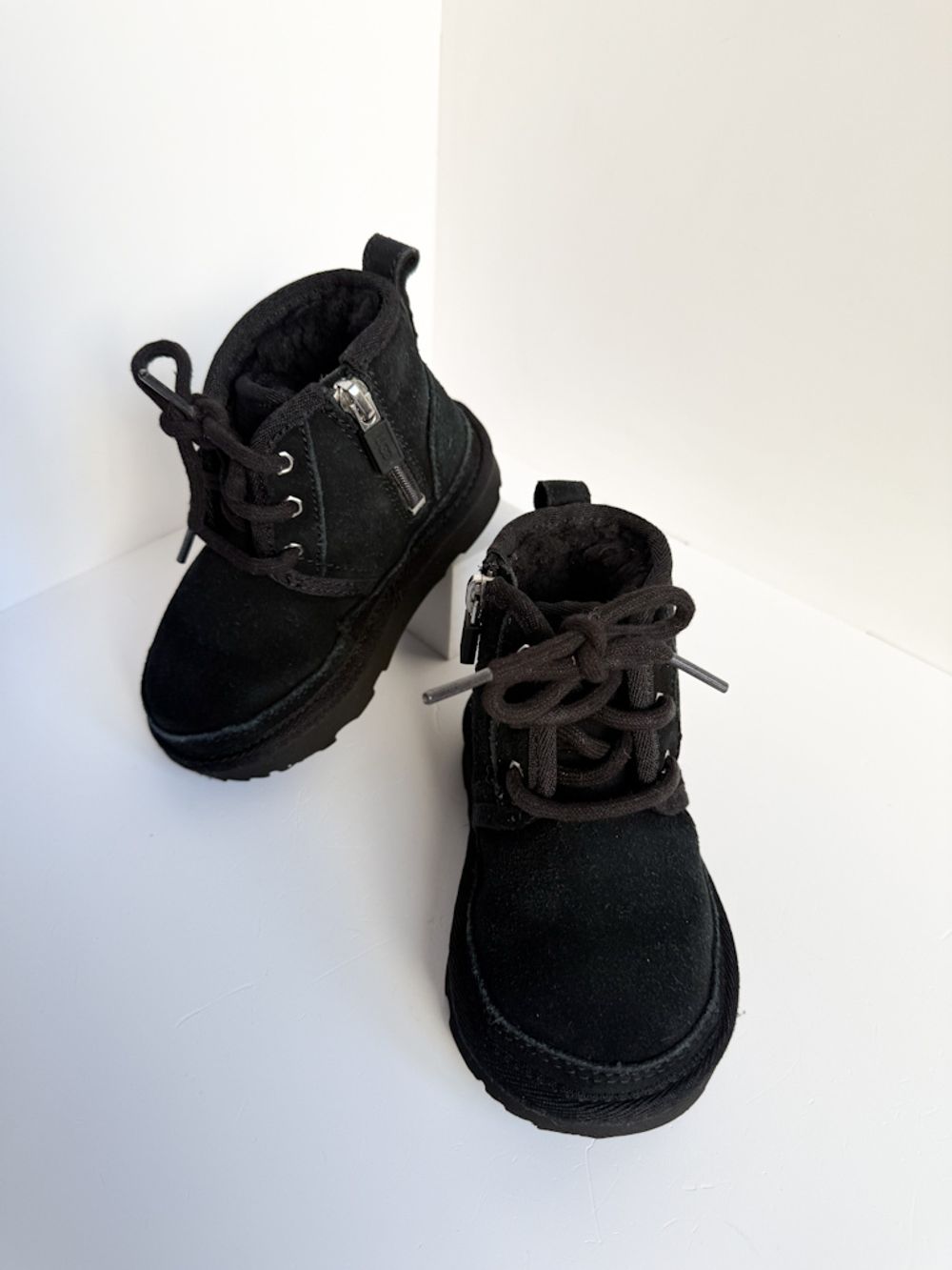Замшевые ботинки Ugg, 23