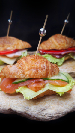 Сет № 10 из круассанов с семгой, уткой и копченой свиной шейкой