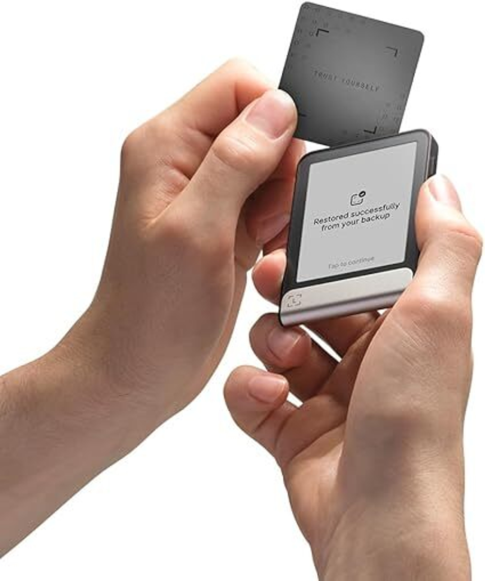 Набор Ledger Flex + Magnet Folio — Теперь с включенной услугой Ledger Recovery Key Откройте для себя самый интуитивно понятный аппаратный кошелек в мире с простым и быстрым резервным доступом