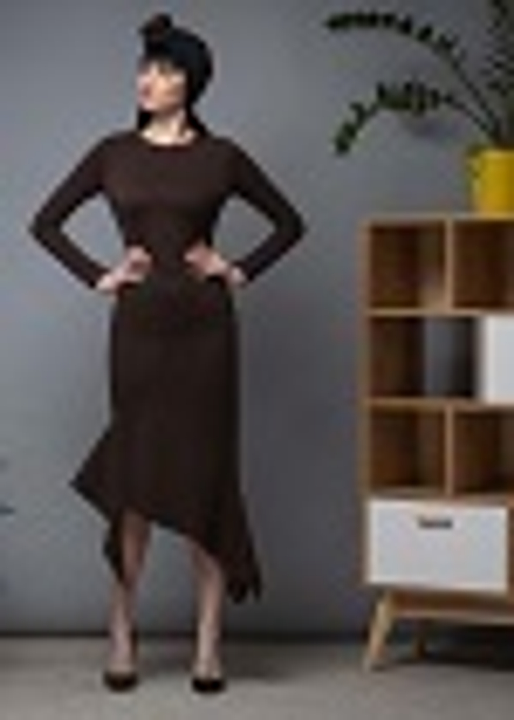 06-02-23 FW Облегающее платье с ассиметричными вставками по бокам коричневое