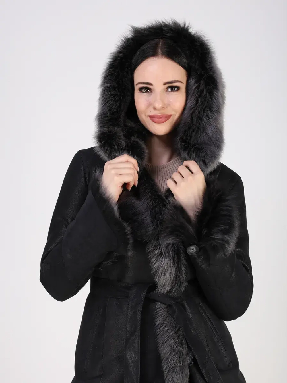 Дубленка зимняя натуральная с капюшоном короткая