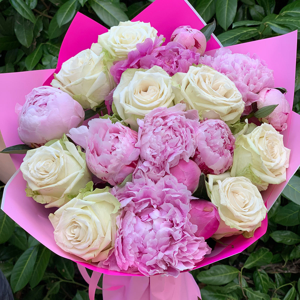 Букет из розовых пионов и белых роз