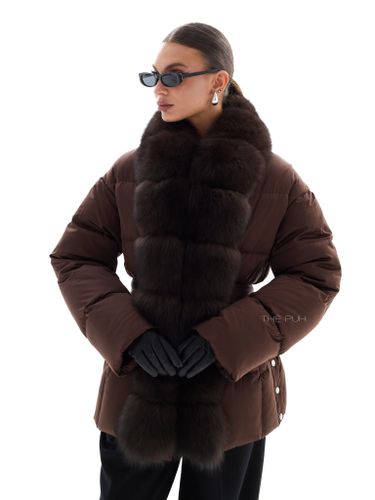 Шоколадный пуховик с поясом и оторочкой из меха песца