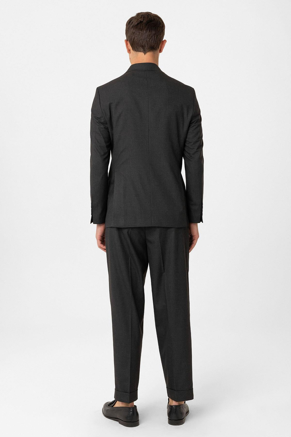 Костюм мужской классический двубортный серого цвета брюки с подворотом.