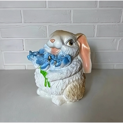 Копилка из гипса «Зайчик с букетом» 24см бежевый