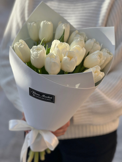 Белые тюльпаны в нежном оформлении от Флора Маркет