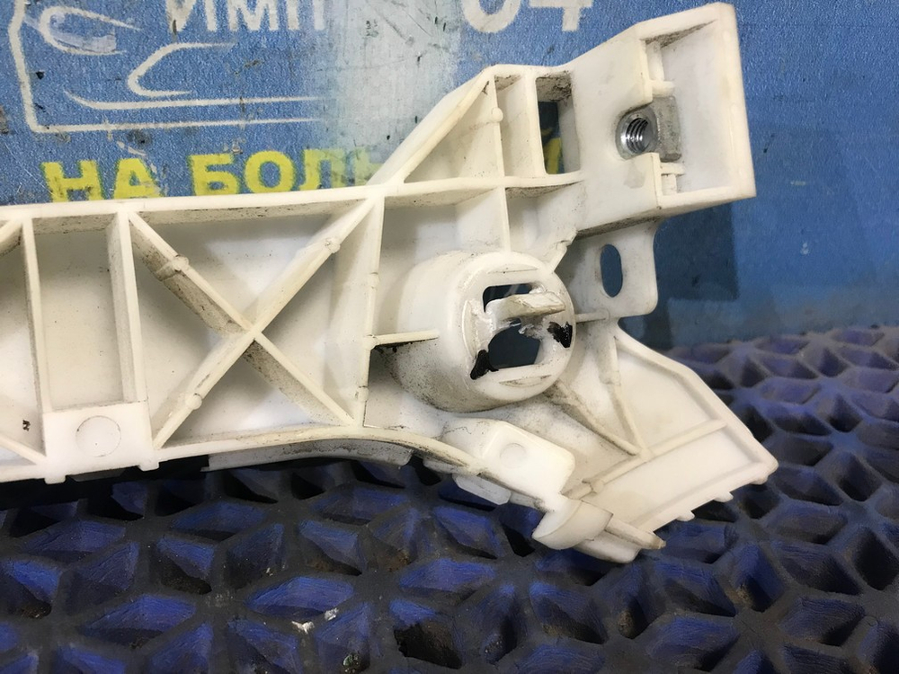 Крепление бампера переднее правое MAZDA DEMIO 2005-2007