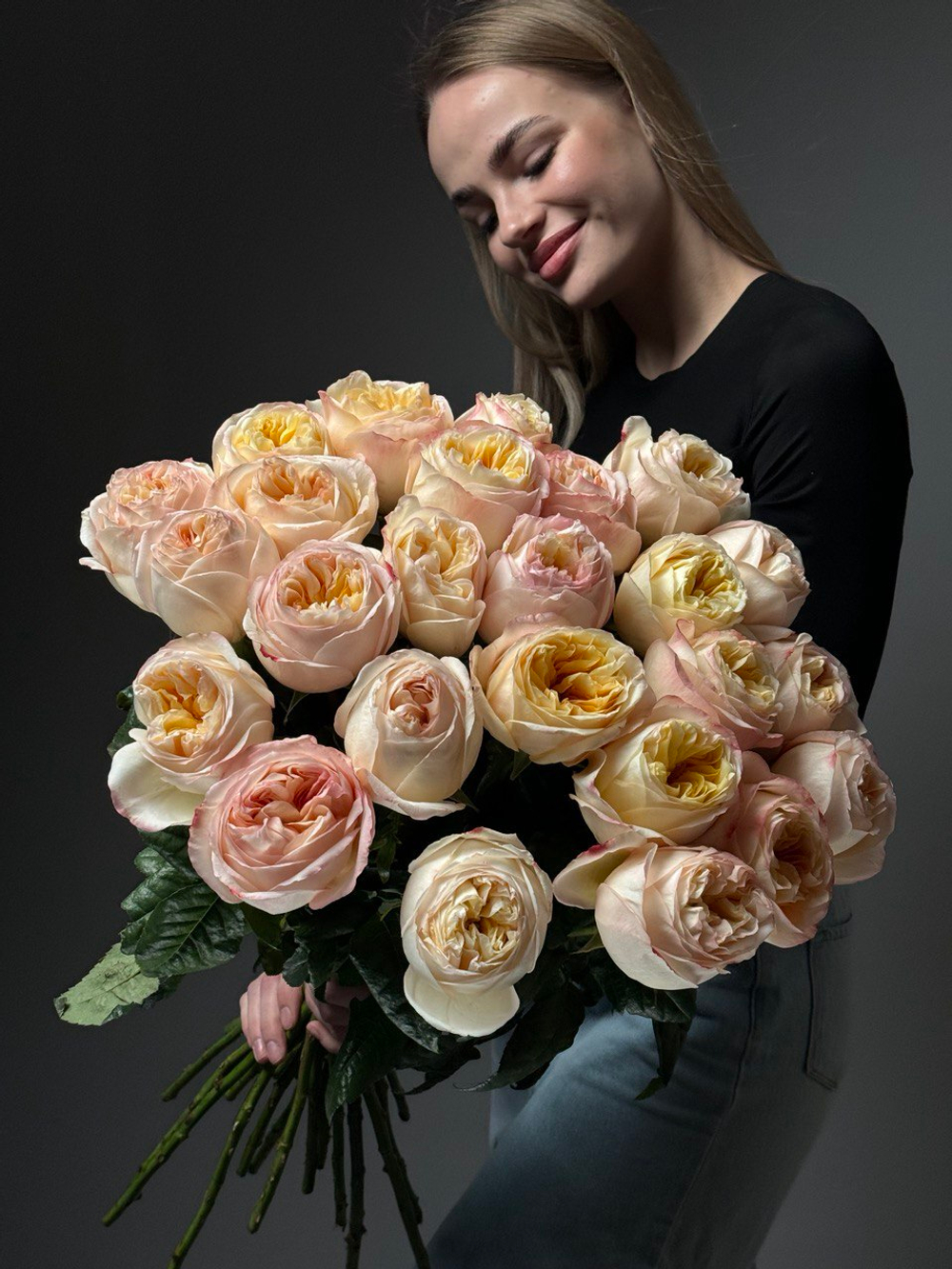 Букет из 25 персиковых пионовидных роз под ленту