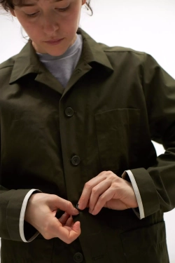 Верхняя мужская рубашка с карманами цвета хаки