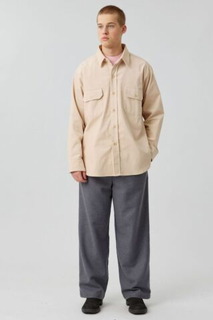 Объемная рубашка из вельвета светлого цвета