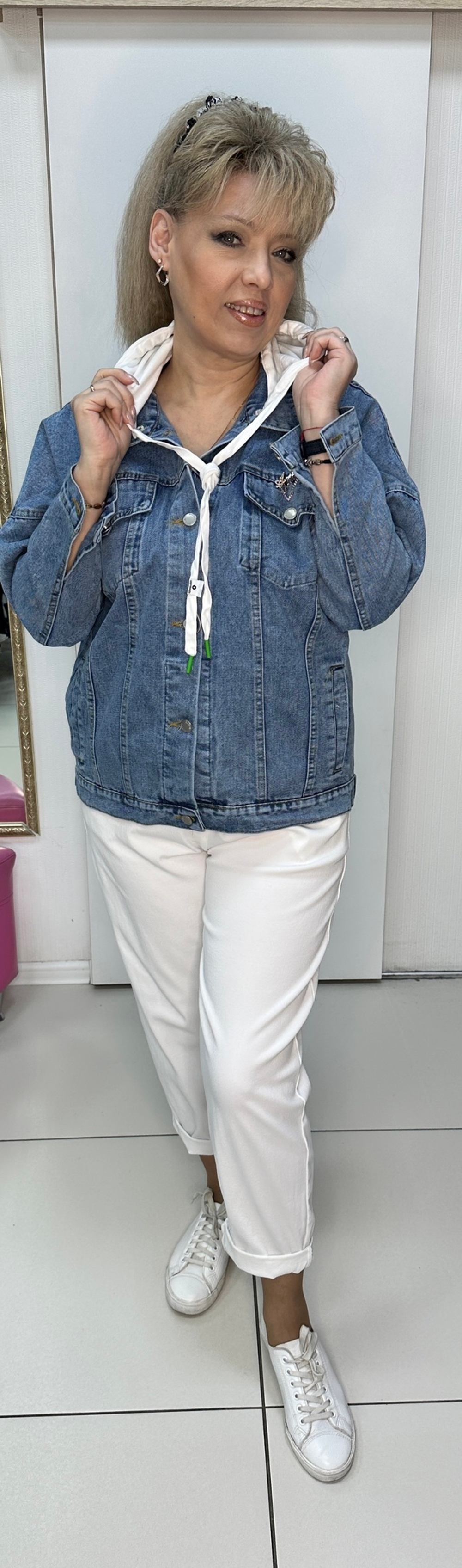 Джинсовый жакет-бомбер с трикотажным капюшоном