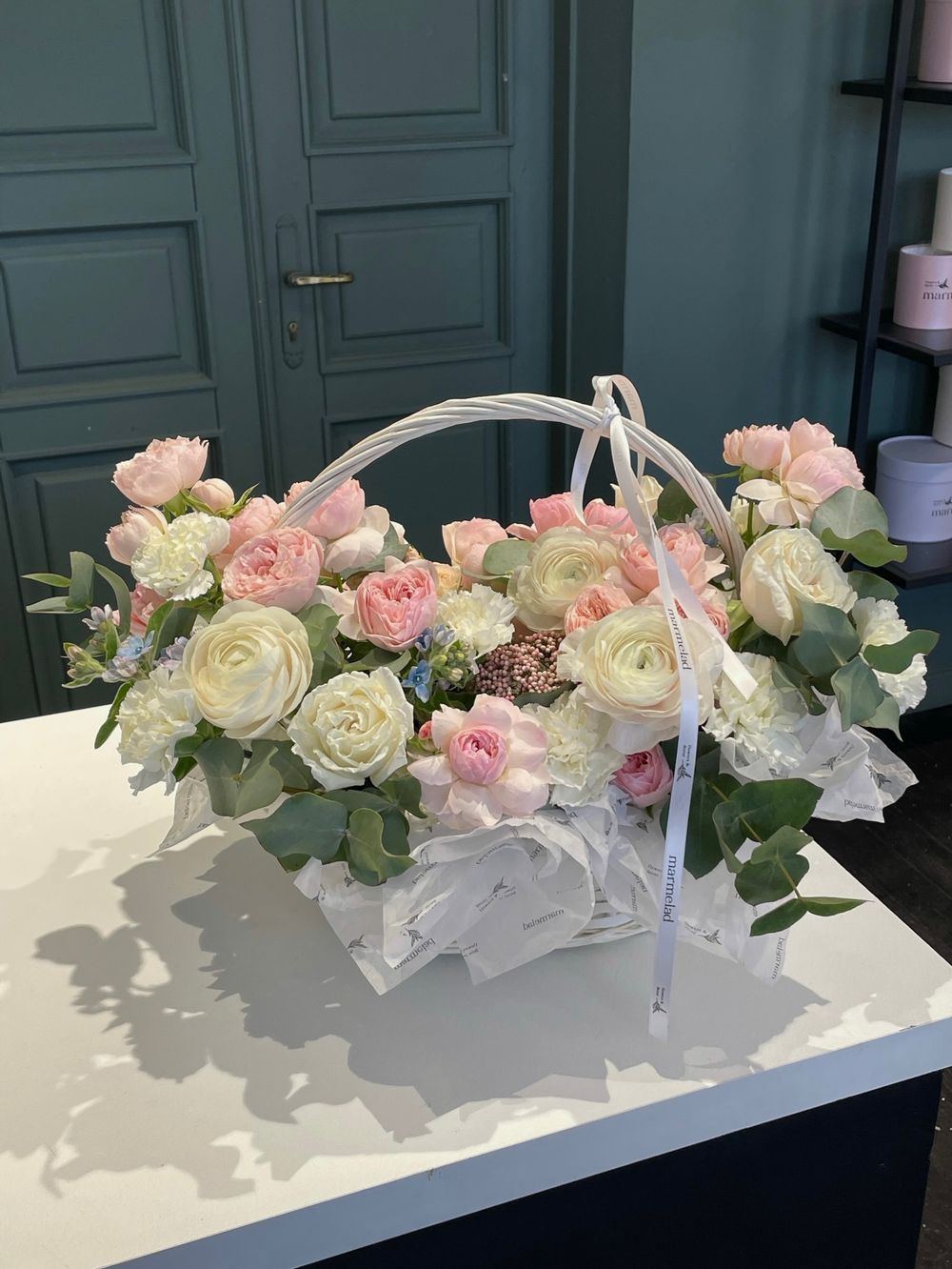 Цветочная корзина в розово- белой гамме!