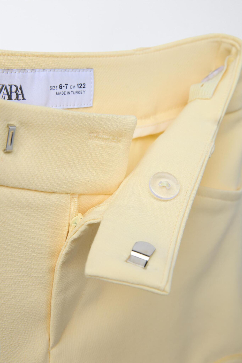 ZARA ШОРТЫ-БЕРМУДЫ С ЦВЕТОЧНОЙ НАШИВКОЙ, ПАСТЕЛЬНО-ЖЕЛТЫЙ