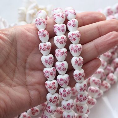 Бусина Сердце, керамика, белая с красной росписью, 12 мм, 1 нить, К091