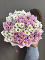 Букет из 13 кустовых хризантем с сиреневыми гипсофилами