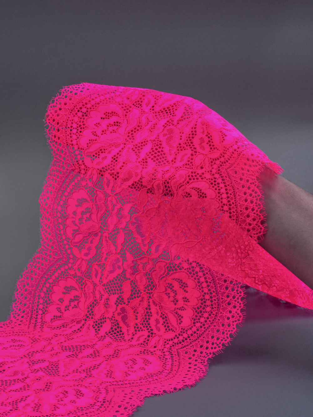 Кружево шантильи эластичное розовое неоновое ширина 21 см ОТРЕЗЫ