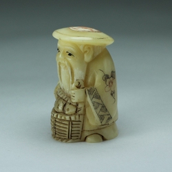 Нэцкэ Дзюродзин в круглой шапке и с корзиной рыбы