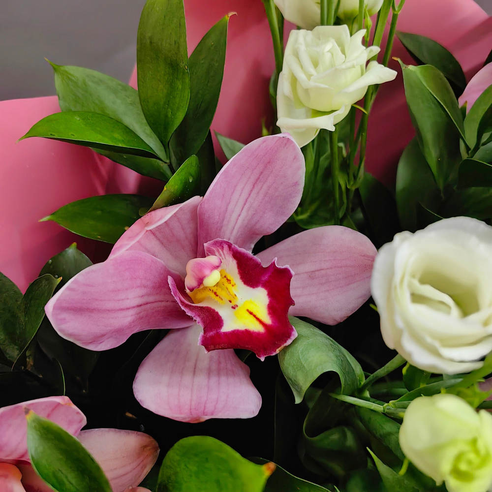 Авторский букет с орхидеями и эустомами