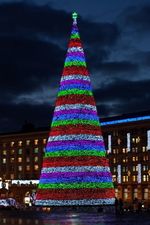 Светодинамическая елка каркасная - встроенная гирлянда цветная -"Уральская" 16 м