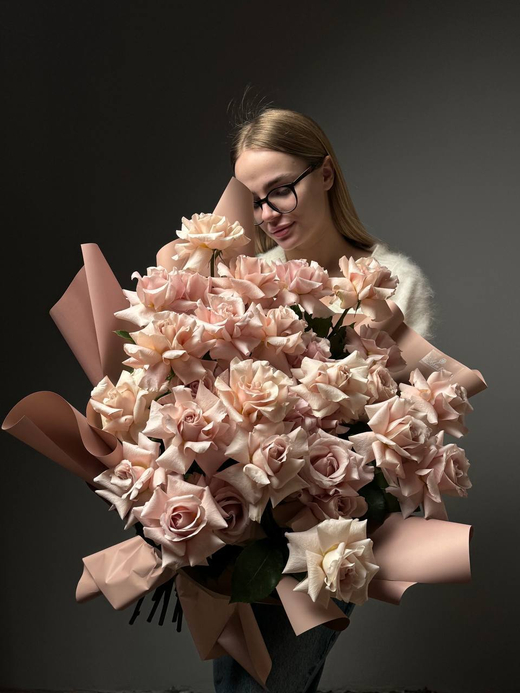 Букет из 35 бежевых французских роз в упаковке