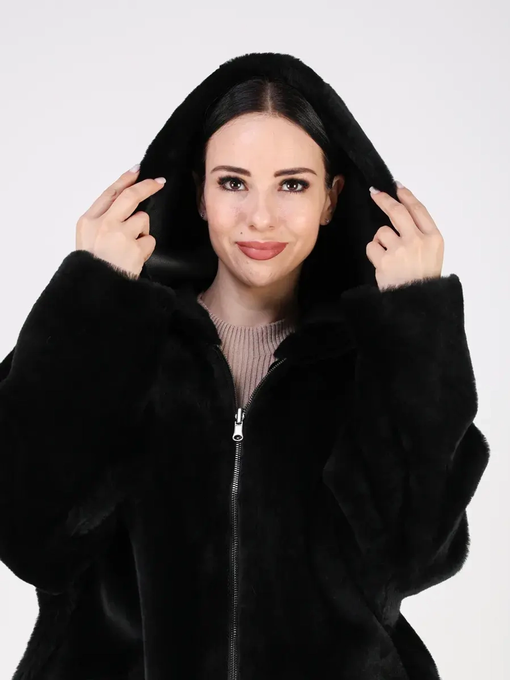 Дубленка зимняя натуральная с капюшоном шуба