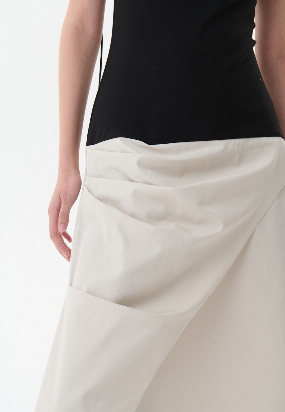 Платье на бретелях с ассиметричной юбкой