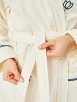 Халат Claire Batiste Atelier c капюшоном и вышивкой айвори