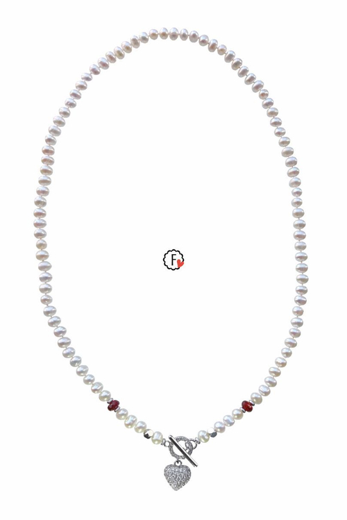 Колье из мелкого пресноводного жемчуга с подвеской в виде сердечка