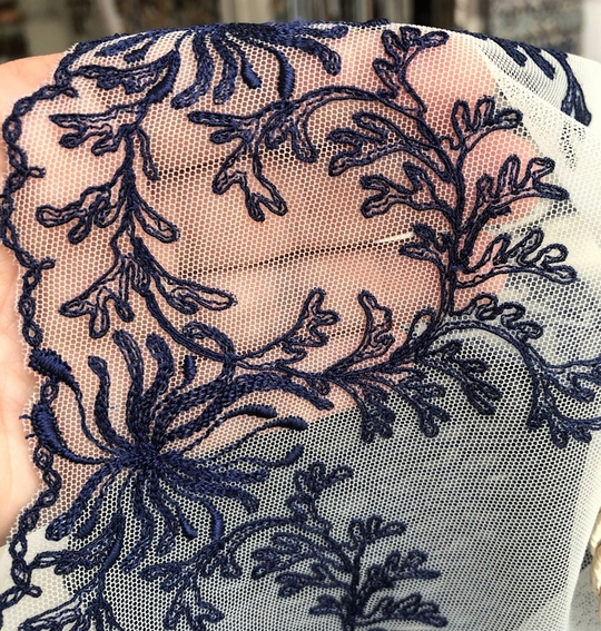 Тесьма сетка с вышивкой, молочный/синий, 22см