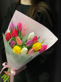 С 8 марта, микс из 15 тюльпанов