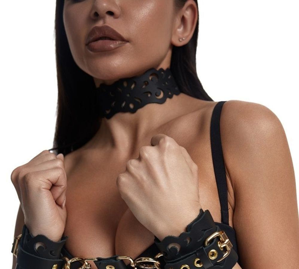 Черный ажурный чокер с золотистой фурнитурой