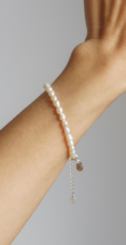 Браслет "Memo about Moon" из жемчуга формы рис, на замочке серебро 925