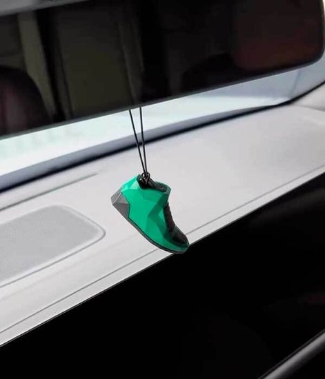 Милан, дизайнерский ароматизатор для автомобиля Milano NETROshoe, Vinove