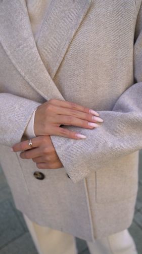 Двубортный бежевый пиджак из шерсти