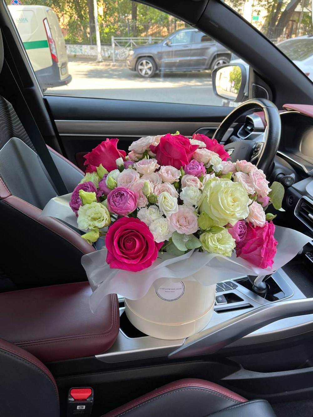 Сборный Букет в коробке от команды Luxflori