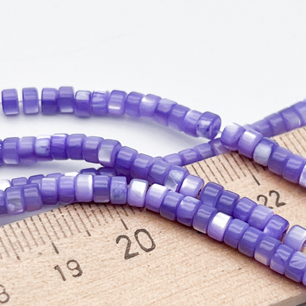 Перламутр тонированный, цвет фиолетовый, размер около 2,5*3,5 мм, цена за отрезок 19 см (1/2 нити)