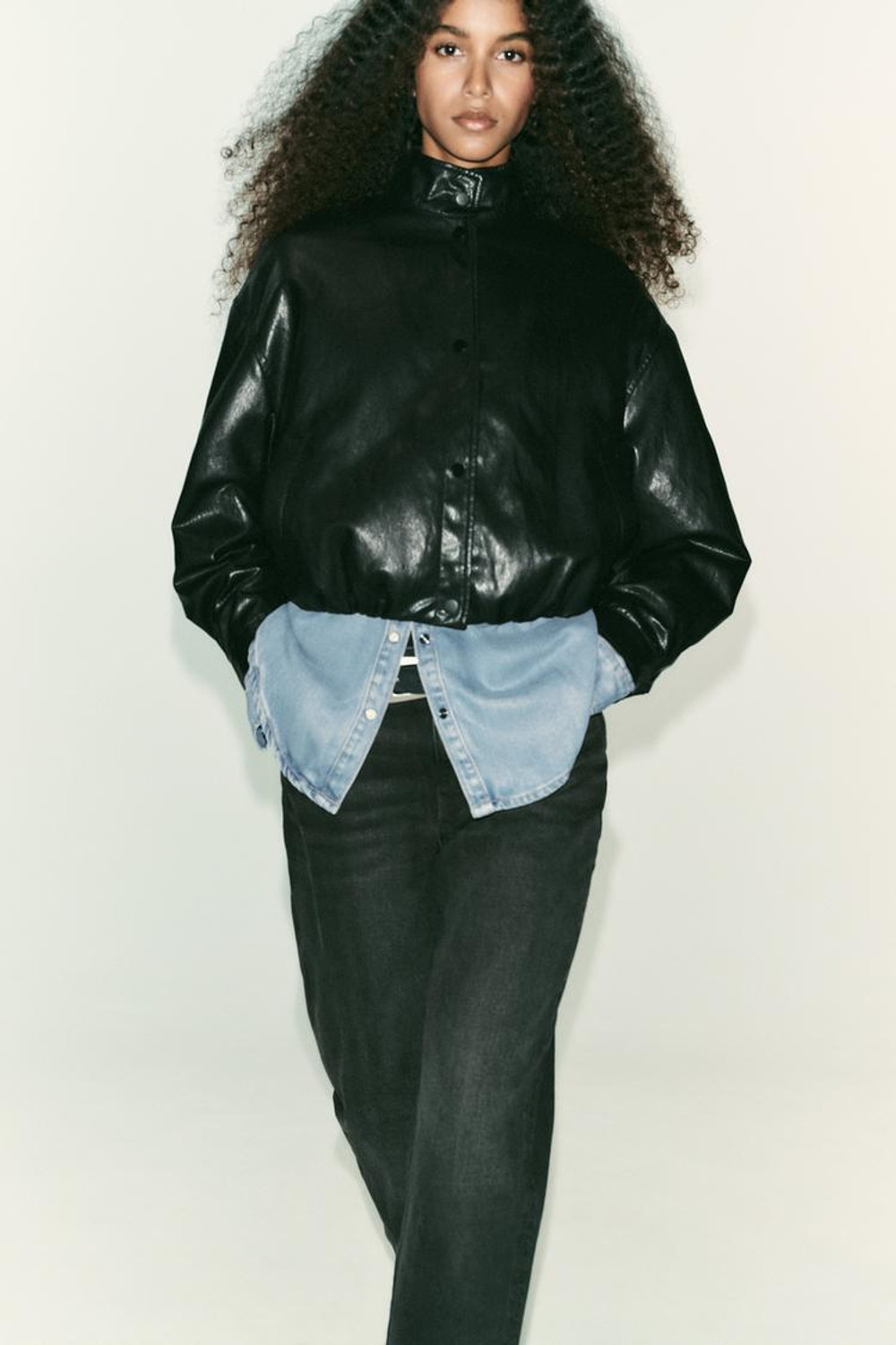 ZARA БОМБЕР ИЗ ИСКУССТВЕННОЙ КОЖИ С ВЫСОКИМ ВОРОТНИКОМ, ЧЕРНЫЙ