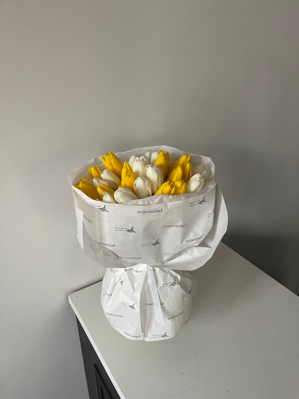 Букет из 35 белых и желтых тюльпанов