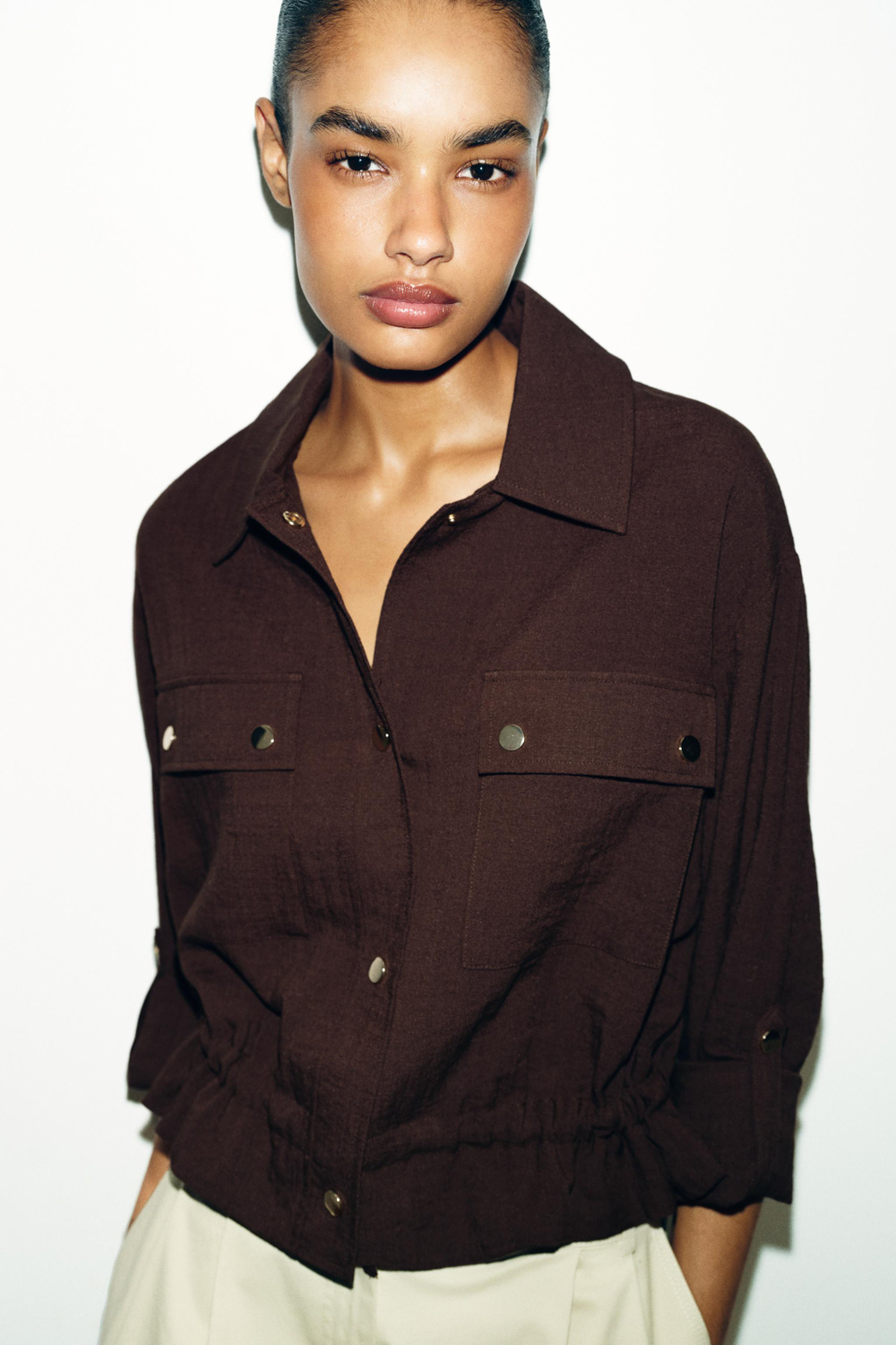 ZARA КОРОТКАЯ КУРТКА С ПОДВЕРНУТЫМИ РУКАВАМИ, КОРИЧНЕВЫЙ