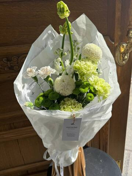 Кулек из диантусов, хризантемы, орнитогалума и маттиолы